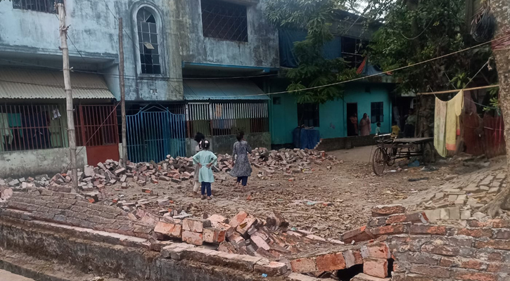 সীমানাপ্রাচীর ভেঙে প্রাণনাশের হুমকি, ভুক্তভোগী নারীর জিডি